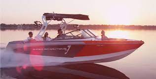 How Quickly Do the Different Types of Wakeboard Boats Travel?