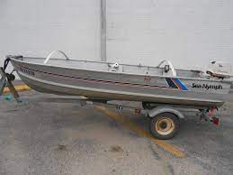 What is the maximum weight that may be carried by an aluminum boat that is 12 feet long?